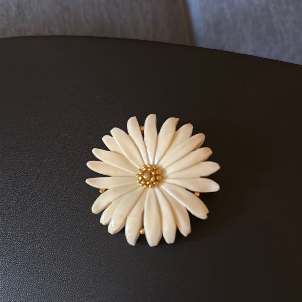 Vintage Monet Signed Resin White Floral Brooch. 70’s 80’s